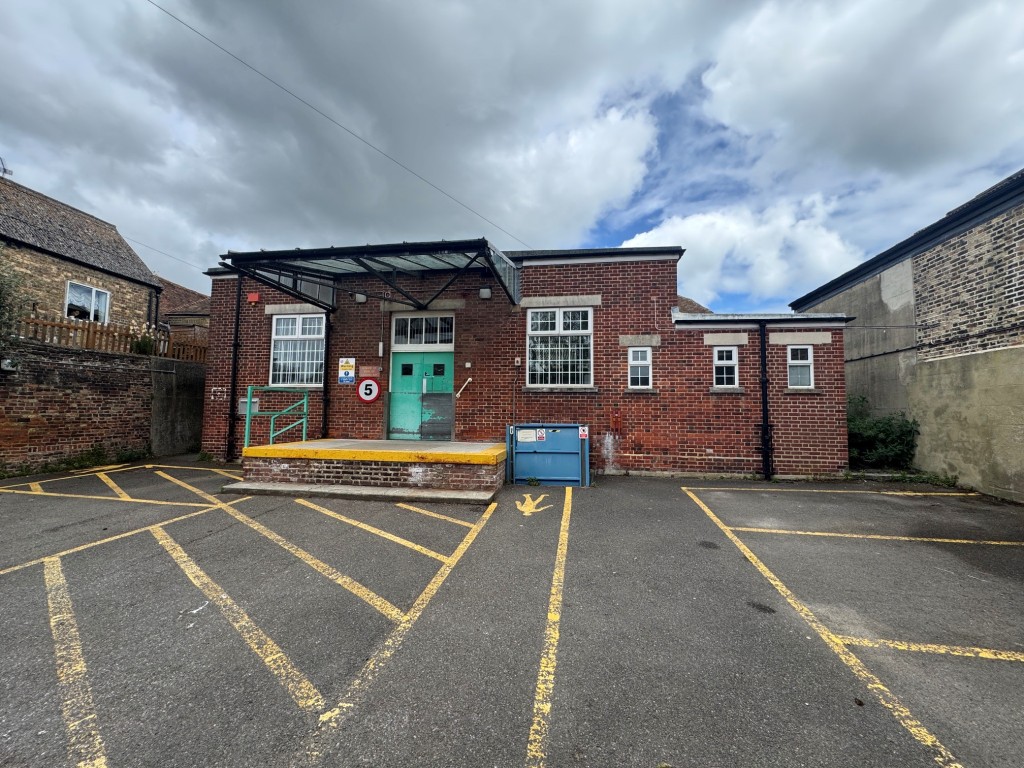 Lot: 42 - FREEHOLD PREMISES IN CENTRAL LOCATION WITH PARKING - Rear elevation